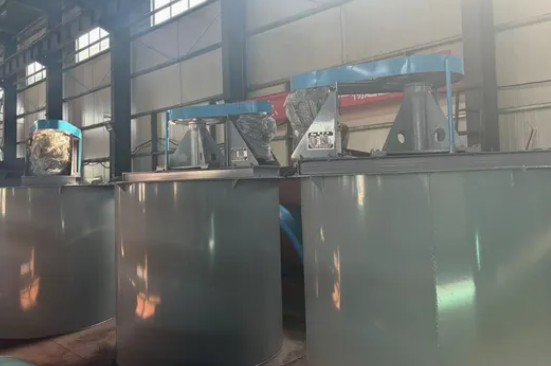 Stirred leaching tank