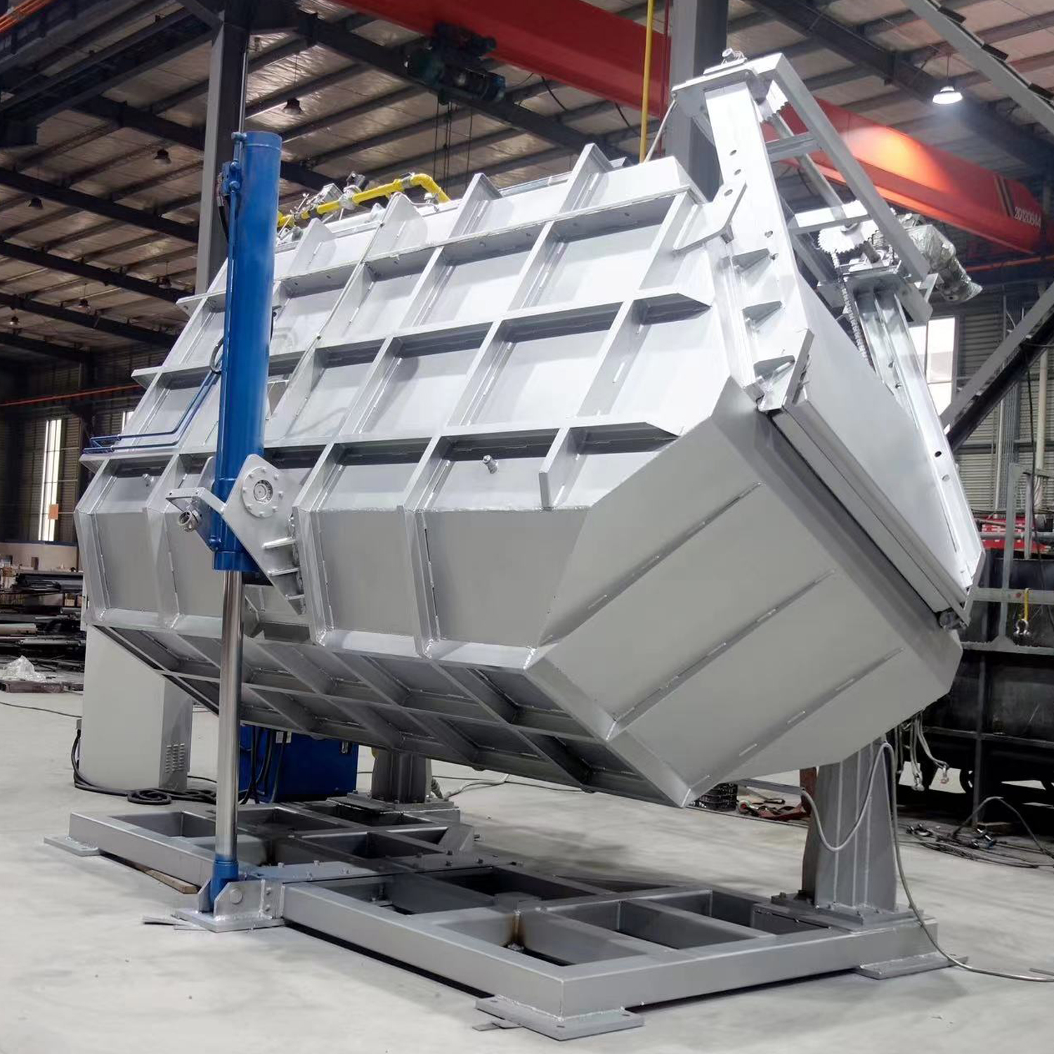 Tilting aluminum melting furnace
